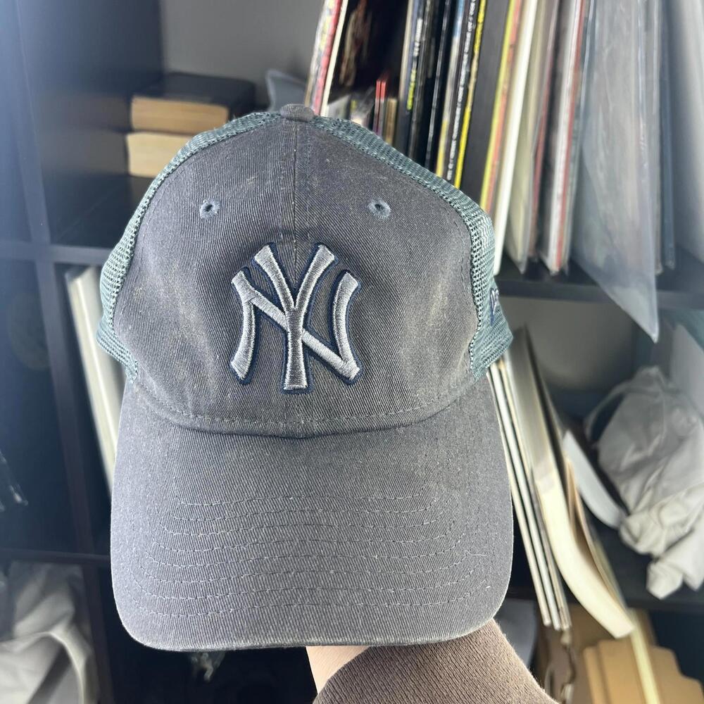 Vintage New York Yankees MLB New Era Snapback Trucker Hat